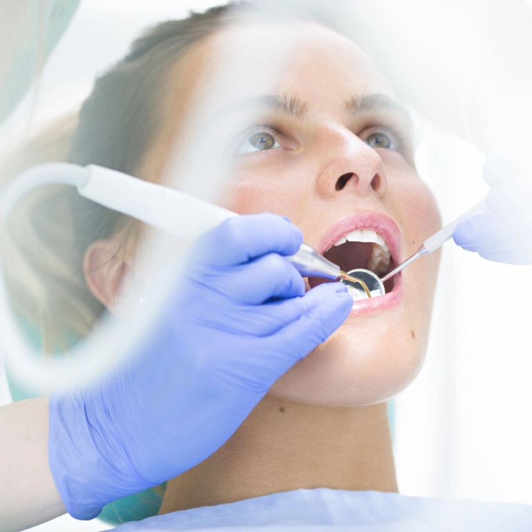 Patientin erhält eine Zahkontrolle